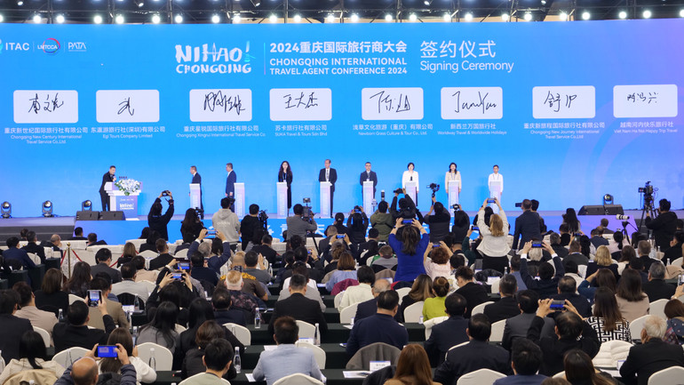 Lễ ký kết thỏa thuận hợp tác giữa công ty du lịch của thành phố Trùng Khánh với công ty du lịch nước ngoài. Lễ ký kết thỏa thuận hợp tác giữa công ty du lịch của thành phố Trùng Khánh với công ty du lịch nước ngoài.