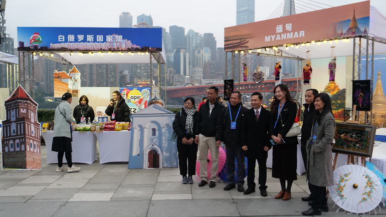 Gian hàng Belarus và Myanmar tại triển lãm. Gian hàng Belarus và Myanmar tại triển lãm.