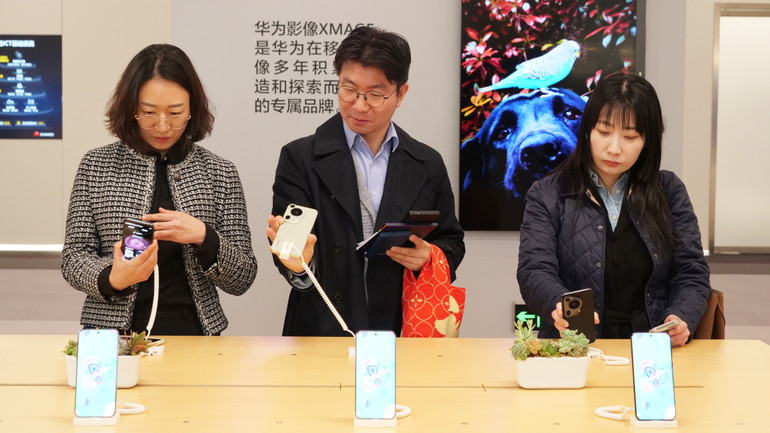 Khách hàng trải nghiệm điện thoại thông minh Huawei.