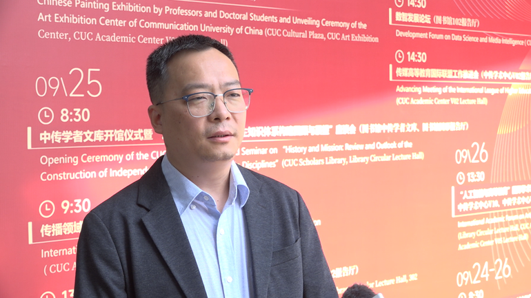 Ông Hoàng Điển Lâm, Tổng Thư ký Viện nghiên cứu truyền thông quốc tế, Đại học Truyền thông Trung Quốc trả lời phỏng vấn.