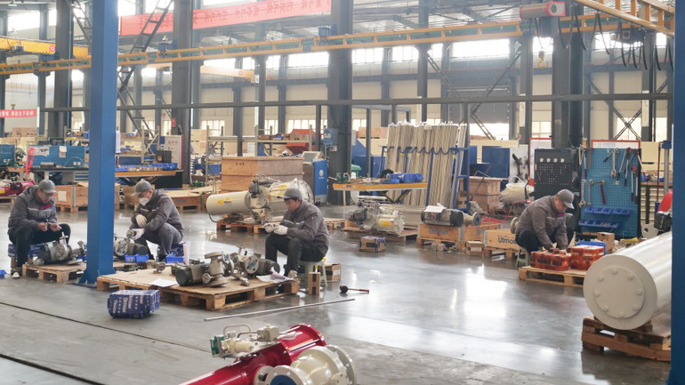 Công nhân Công ty hợp kim Aitanmu ở tỉnh Sơn Đông đang kiểm tra sản phẩm.