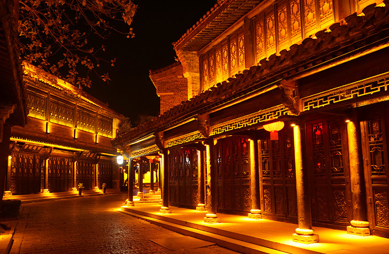 Một góc phố tĩnh lặng trong đêm đông ở thành cổ.
