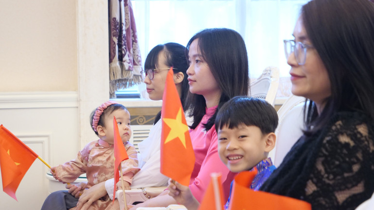 Các cháu thiếu nhi phấn khởi tham dự chương trình.