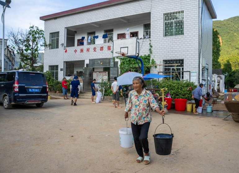 Người dân thôn Trung Động, thị trấn Bạch Lang thành phố Tư Hưng tỉnh, Hồ Nam đi lấy nước sinh hoạt. (Ảnh: Tân Hoa xã)