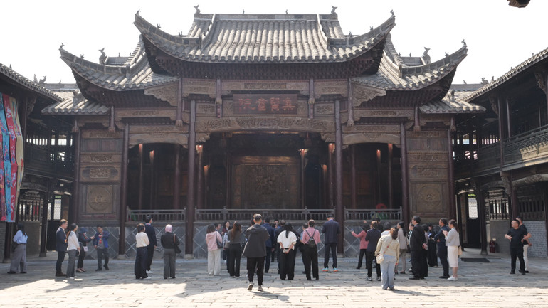 Các đại biểu tham quan Vườn văn hóa truyền thống danh nhân Trung Quốc. Các đại biểu tham quan Vườn văn hóa truyền thống danh nhân Trung Quốc.