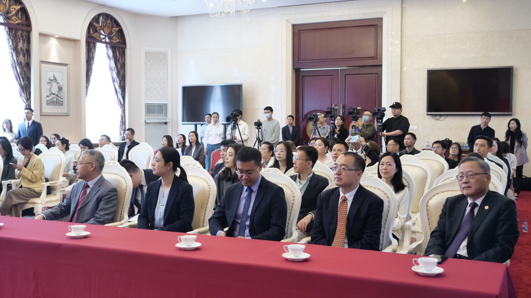 Đại diện lãnh đạo các cơ quan quản lý báo chí Trung Quốc và phóng viên, học giả của Trung Quốc tham dự buổi gặp gỡ.