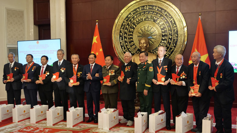 Phó Thủ tướng, Bộ trưởng Ngoại giao Bùi Thanh Sơn và Thứ trưởng Quốc phòng Hoàng Xuân Chiến tặng quà các cựu chiến binh, chuyên gia Trung Quốc.