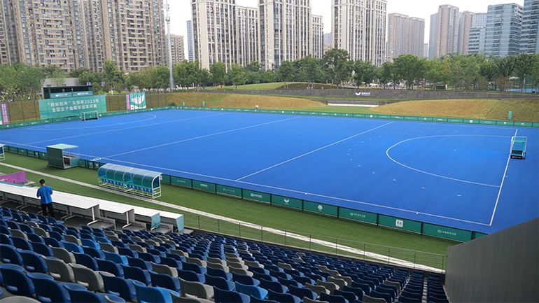 Mặt sân thi đấu môn khúc côn cầu. (Ảnh: HỒ QUÂN)