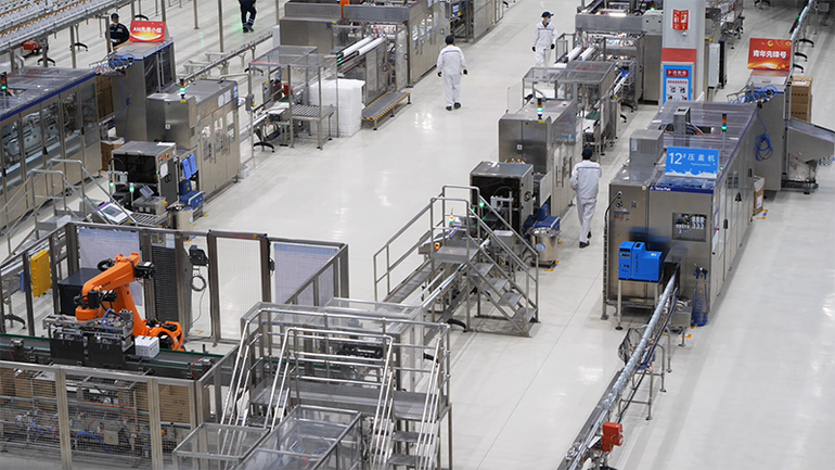 Một góc dây chuyền đóng gói sản phẩm sữa tươi của Tập đoàn Yili, khu tự trị Nội Mông, Trung Quốc. (Ảnh: HỒ QUÂN)