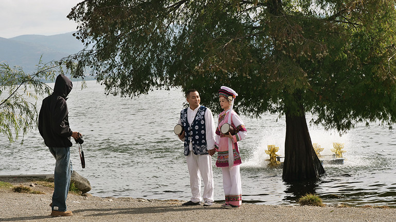 Đôi bạn trẻ chụp ảnh trong trang phục truyền thống. Đôi bạn trẻ chụp ảnh trong trang phục truyền thống.