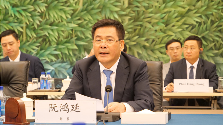 Bộ trưởng Nguyễn Hồng Diên phát biểu tại kỳ họp.