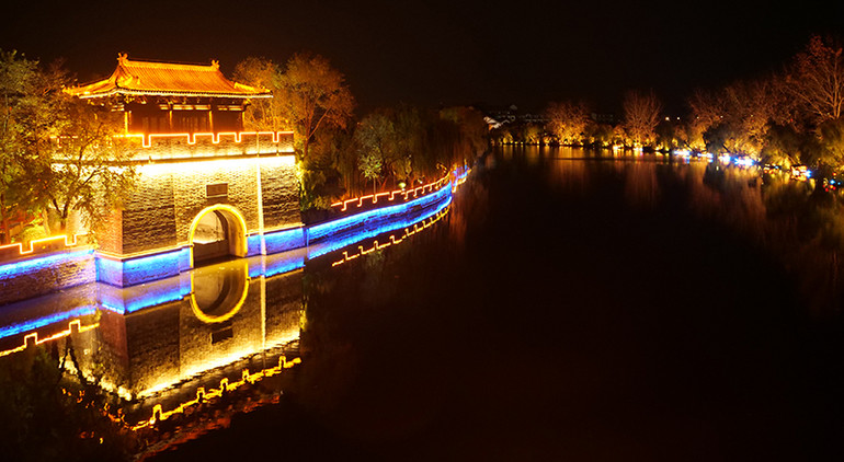 Thủy môn nơi để tàu bè ra vào thành cổ qua kênh đào.