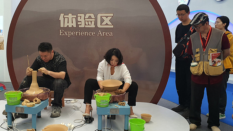 Trải nghiệm làm gốm tại hội chợ triển lãm.