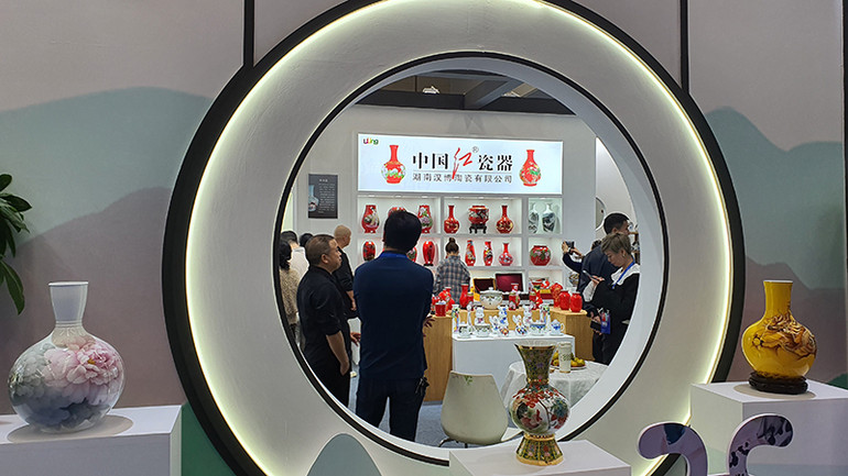 Một gian hàng gốm sứ Trung Quốc.