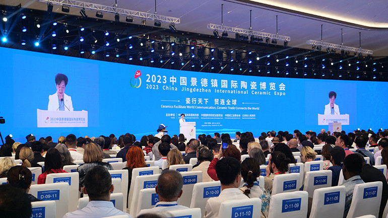 Quang cảnh lễ khai mạc Hội chợ triển lãm gốm sứ quốc tế Cảnh Đức Trấn Trung Quốc 2023.