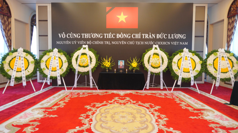 Lãnh đạo Đảng, Chính phủ Trung Quốc gửi vòng hoa viếng nguyên Chủ tịch nước Trần Đức Lương.