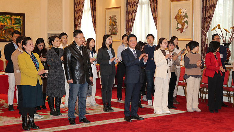 Công sứ Ninh Thành Công và đại điện báo chí hai nước dự buổi gặp gỡ. Công sứ Ninh Thành Công và đại điện báo chí hai nước dự buổi gặp gỡ.