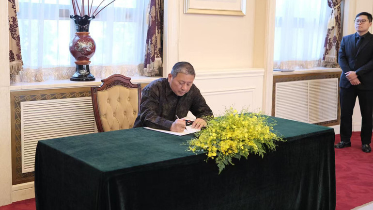 Đại sứ Singapore tại Trung Quốc ghi sổ tang viếng nguyên Chủ tịch nước Trần Đức Lương.