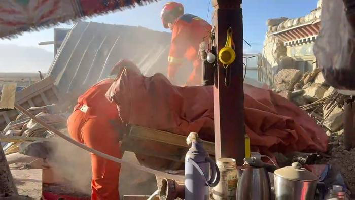 Công tác tìm kiếm cứu nạn tại hiện trường. (Ảnh: Sina)