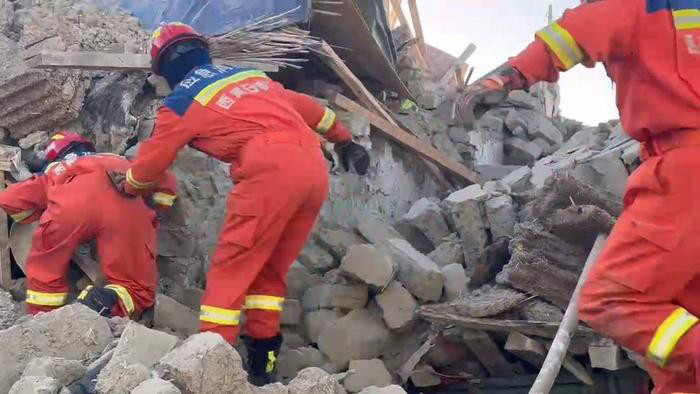 Công tác tìm kiếm cứu nạn tại hiện trường. (Ảnh: Sina)