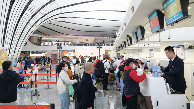 Hành khách làm thủ tục tại quầy của Vietnam Airlines tại sân bay quốc tế Đại Hưng, Bắc Kinh.