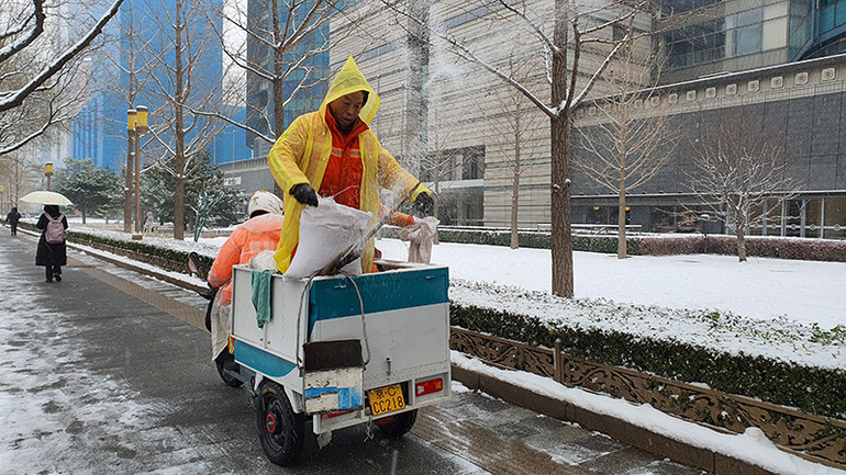 Công nhân rải muốn để tuyết tan giúp người dân đi lại an toàn hơn. Công nhân rải muốn để tuyết tan giúp người dân đi lại an toàn hơn.