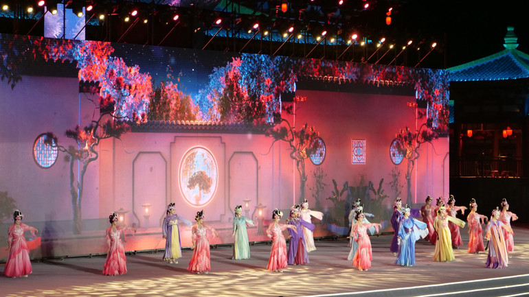 Một tiết mục văn nghệ tại lễ khai mạc. Một tiết mục văn nghệ tại lễ khai mạc.