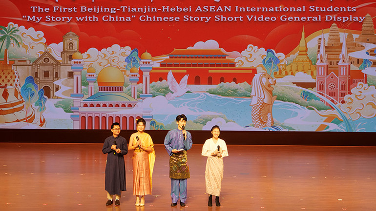 Lưu học sinh làm MC dẫn chương trình biểu diễn văn nghệ.