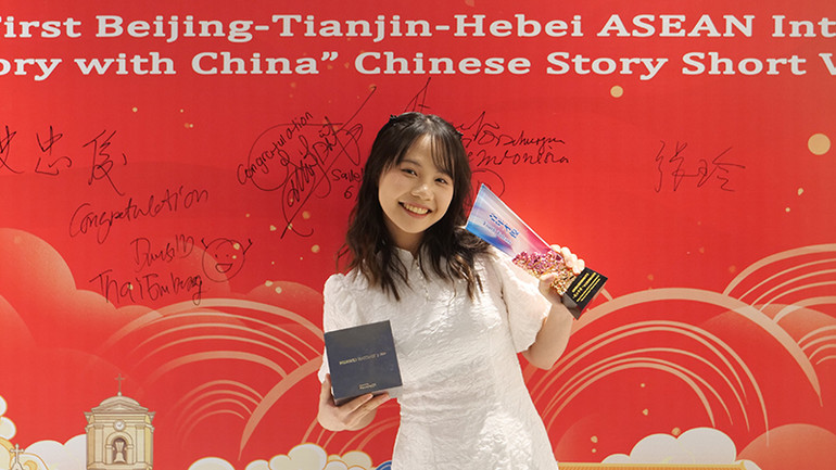 Lưu học sinh Việt Nam Hoàng Thị Thu Oanh, sinh viên năm 3 Đại học Ngoại ngữ Bắc Kinh, giành giải Nhì “Thanh niên tài năng ASEAN”.