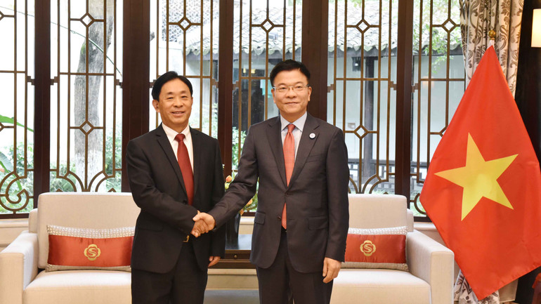 Phó Thủ tướng Lê Thành Long tiếp Chủ tịch Tập đoàn Cảng thông tin Trung Quốc-ASEAN Lỗ Đông Lượng.