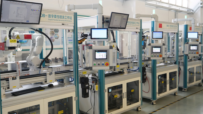 Một dây chuyền sản xuất tự động từ phun sơn-đóng gói-ghi nhãn... Một dây chuyền sản xuất tự động từ phun sơn-đóng gói-ghi nhãn...