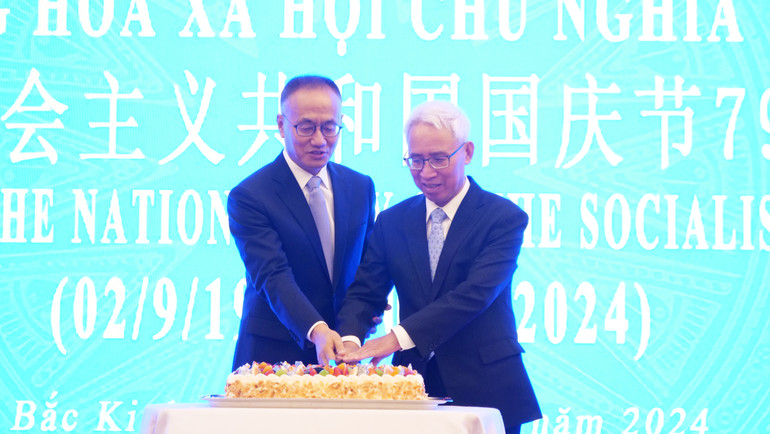 Đại sứ Phạm Sao Mai và Thứ trưởng Ngoại giao Trung Quốc Trần Hiểu Đông cắt bánh gato tại buổi lễ.