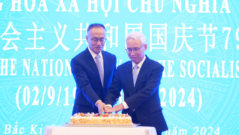 Đại sứ Phạm Sao Mai và Thứ trưởng Ngoại giao Trung Quốc Trần Hiểu Đông cắt bánh gato tại buổi lễ.