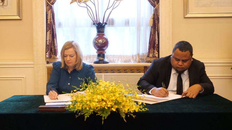 Đại diện Cơ quan ngoại giao các nước tại Trung Quốc ghi sổ tang.