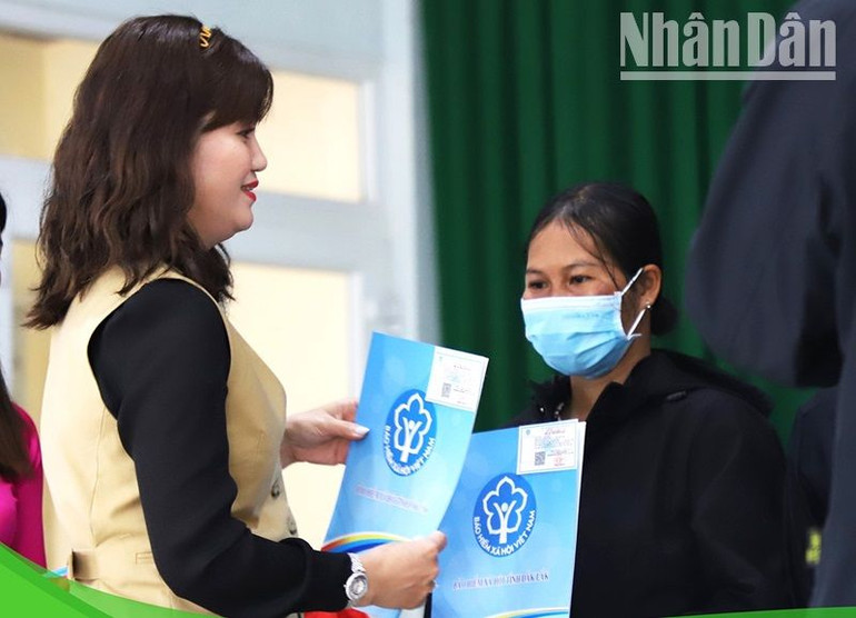 Đại diện Bệnh viện mắt Tây Nguyên trao tặng thẻ Bảo hiểm y tế cho người dân có hoàn cảnh khó khăn huyện Cư M'gar.