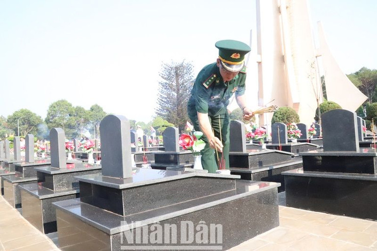 Cán bộ Bộ Chỉ huy Bộ đội Biên phòng tỉnh Đắk Lắk thắp hương tưởng nhớ các anh hùng liệt sĩ.