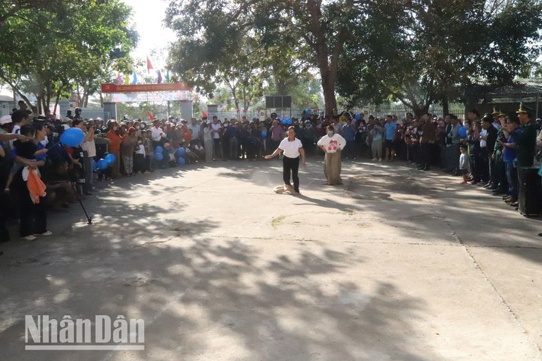 Trò chơi nhảy bao bố tại chương trình.