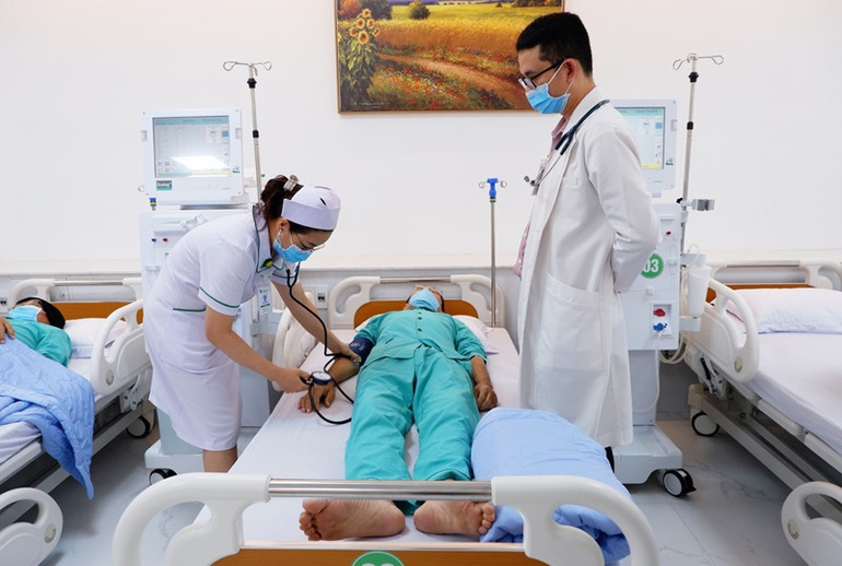 Các y bác sĩ Bệnh viện đa khoa Thiện Hạnh chăm sóc các bệnh nhân chạy thận nhân tạo tại bệnh viện.