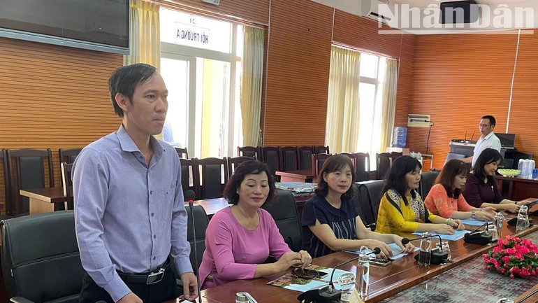 Thầy giáo Võ Ngọc Nam, Hiệu trưởng Trường Trung học cơ sở Phan Chu Trinh, thành phố Buôn Ma Thuột xúc động chia sẻ khi nhận phụ san đặc biệt của Báo Nhân Dân về Cột cờ Hà Nội.