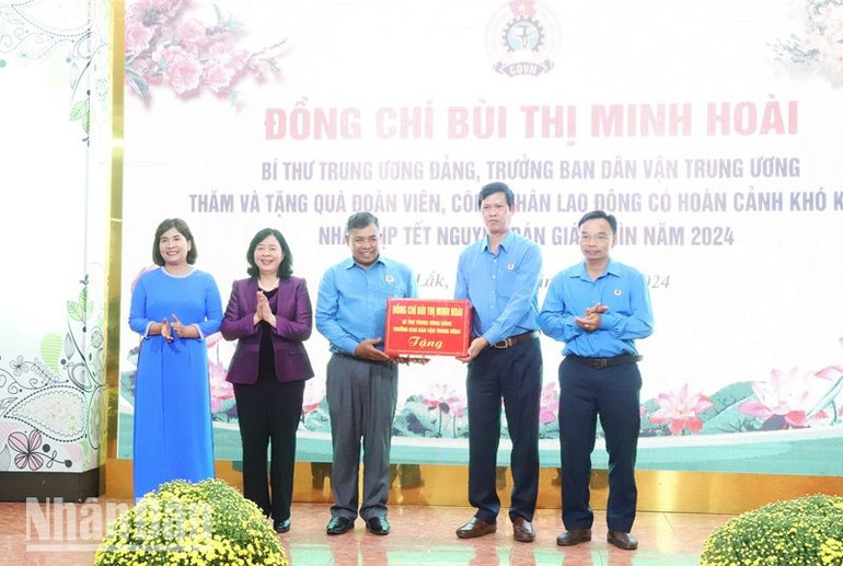 Đồng chí Bùi Thị Minh Hoài, Bí thư Trung ương Đảng, Trưởng Ban Dân vận Trung ương tặng quà cho Liên đoàn Lao động tỉnh Đắk Lắk. Đồng chí Bùi Thị Minh Hoài, Bí thư Trung ương Đảng, Trưởng Ban Dân vận Trung ương tặng quà cho Liên đoàn Lao động tỉnh Đắk Lắk.