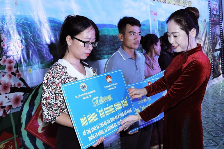 Các doanh nghiệp đồng hành cùng Bộ đội biên phòng tỉnh Đắk Lắk tặng mô hình "Bò giống sinh sản" hỗ trợ sinh kế cho phụ nữ nghèo ở vùng biên giới.