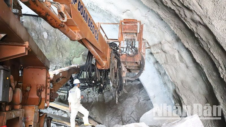 Tập đoàn Đèo Cả đang thi công khoan hầm Phượng Hoàng thuộc Dự án cao tốc Khánh Hòa-Buôn Ma Thuột.