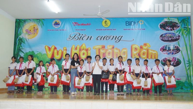 Đại diện các đơn vị trao quà cho các cháu học sinh trong Chương trình “Nâng bước em tới trường-Con nuôi Đồn Biên phòng”, “Mẹ đỡ đầu”, Dự án “Cán bộ, chiến sĩ Quân đội Nâng bước em tới trường”.