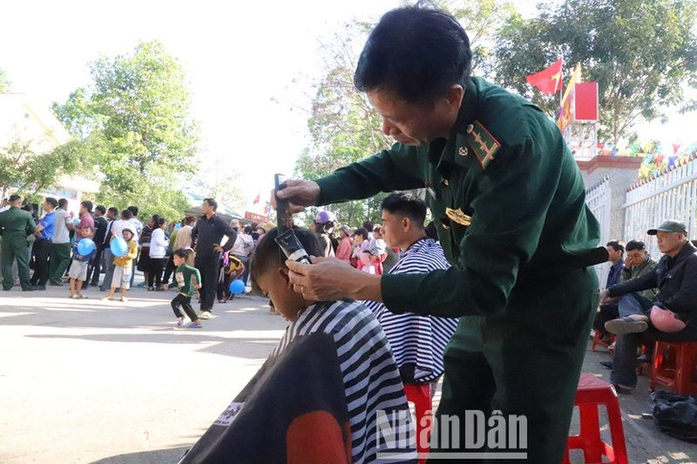 Thực hiện chương trình "Tay kéo biên phòng", cán bộ, chiến sĩ Bộ đội biên phòng tỉnh Đắk Lắk thường xuyên tổ chức cắt tóc cho người dân biên giới.