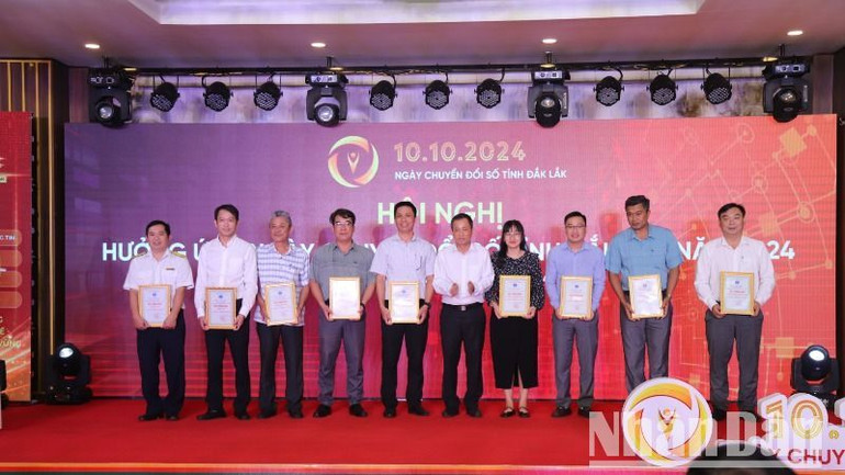 Ban tổ chức Cuộc thi trắc nghiệm tìm hiểu về chuyển đổi số trên địa bàn tỉnh trao giải cho các tập thể đoạt giải.