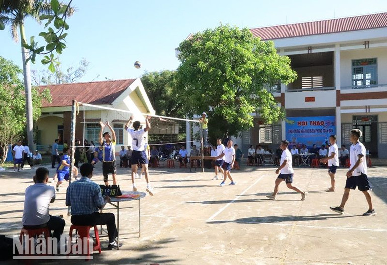 Hoạt động thể thao trong Ngày hội Biên phòng toàn dân xã Ea Bung.