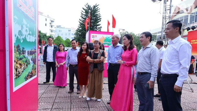 Các đại biểu thăm quan triển lãm.