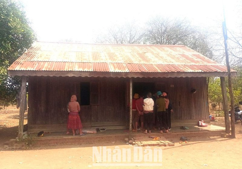 Người dân địa phương đến chia buồn cùng gia đình em H.B.A.Y