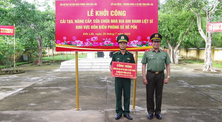 Thiếu tướng Lê Vinh Quy, Giám đốc Công an tỉnh Đắk Lắk tặng công trình tượng đài “Bác Hồ với chiến sĩ Biên phòng” cho cán bộ, chiến sĩ Đồn Biên phòng Ea H’Leo. Thiếu tướng Lê Vinh Quy, Giám đốc Công an tỉnh Đắk Lắk tặng công trình tượng đài “Bác Hồ với chiến sĩ Biên phòng” cho cán bộ, chiến sĩ Đồn Biên phòng Ea H’Leo.