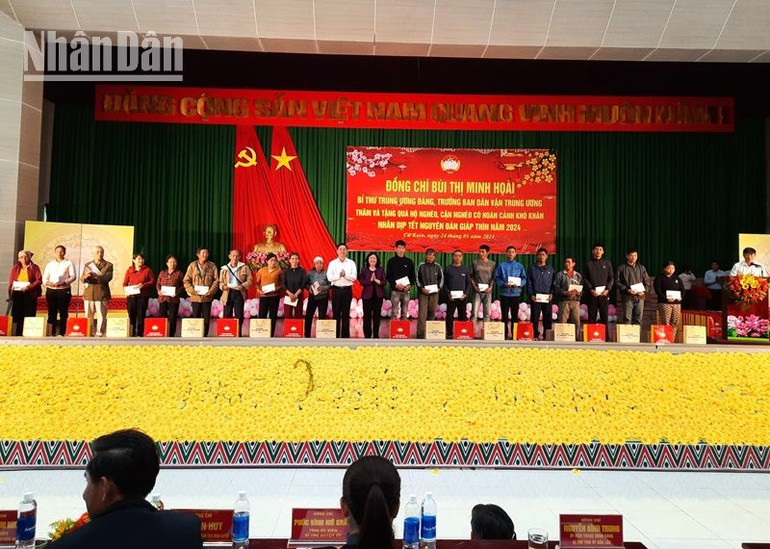 Đồng chí Bùi Thị Minh Hoài, Bí thư Trung ương Đảng, Trưởng Ban Dân vận Trung ương và đồng chí Nguyễn Đình Trung, Ủy viên Trung ương Đảng, Bí thư Tỉnh ủy Đắk Lắk trao tặng quà Tết cho các gia đình chính sách trên địa bàn huyện Cư Kuin. Đồng chí Bùi Thị Minh Hoài, Bí thư Trung ương Đảng, Trưởng Ban Dân vận Trung ương và đồng chí Nguyễn Đình Trung, Ủy viên Trung ương Đảng, Bí thư Tỉnh ủy Đắk Lắk trao tặng quà Tết cho các gia đình chính sách trên địa bàn huyện Cư Kuin.